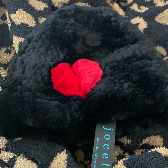 NEW Jocelyn Heart Black and Red Beanie Fur Hat - Picture 5 of 9